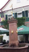 Wendelinbrunnen Bad Orb, im Hingtergrund das Goldene Rad
