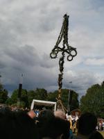 Midsommarafton Stockholm-Maibaum steht