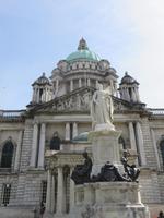 die Statue von Queen Victoria vor der Belfast City Hall