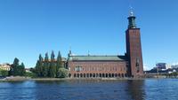 Stockholm (Fahrt auf dem Mälarensee zum Schloss Drottningholm - Blick zum Stadthaus/Rathaus)