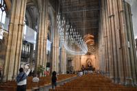 0510 Canterbury Cathedral; Schweizerische Glasinstallation im Langhaus