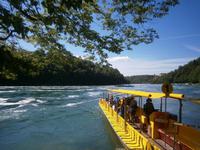 Boote, die zum Wasserfall fahren