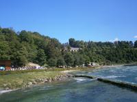 Blick auf die oberhalb des Rheinfalls verlaufende Bahnstrecke