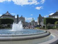 Springbrunnen mit Marmorkirche im Hintergrund