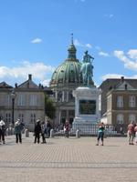 Vor Schloss Amalienborg -  Blick auf die Marmorkirche