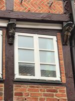 Stade - Holzschnitzereien an den Fenstern