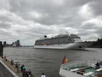 Hamburg - am Hafen mit Blick auf die Elphi