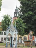 Friedrichstadt, Marktpumpe und Remonstrantenkirchturm