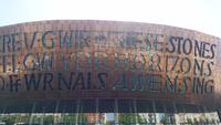 Inschrift am Konzerthaus Cardiff