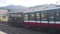 Der Zug wartet auf die Abfahrt auf dem Snowdon