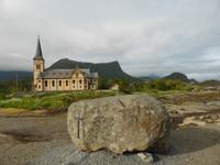 Kabelvag Lofotenkathedrale mit Trollstein