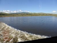 Der Blick aus dem Auto beim Durchfahren des Wassers.