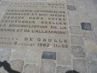 Reims, vor Kathedrale, Gedenkstein