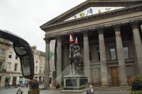 Wellington Denkmal vor der Gallery of Modern Art in Glasgow. Man sieht Wellington eigentlich nie ohne Pilone auf seinem Kopf (die polizeilich stets wieder entfernt wird), diesmal trägt sogar sein Pferd eine