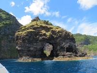 Bootsfahrt entlang der Küste von Flores