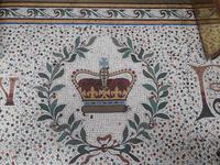 Am Eingang vom Pub The Crown