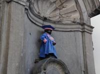 Mannicken Piss schick angezogen