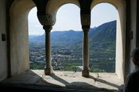 Blick aus dem Renaissancebalkon auf Meran Schloss Tirol