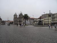 Vor der Kathedrale in Porto