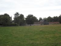 ein Teil des Dorfes Avebury steht im Steinkreis