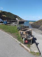 Hafen von Porthgain an der Pembrokeshire Coast mit Hummerkörben