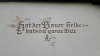 viele Sprüche, wie dieser, zieren die historischen Häuser