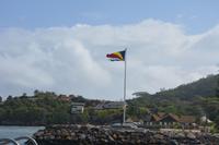 257 Flagge der Seychellen am Hafen von La Digue
