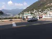 Die Schiffsanlegestelle direkt an einer Hauptverkehrsader in Como.