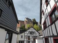 Blick auf die Burg Hengebach