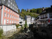 In Monschau. Links im Bild das Rote Haus. Blick zur Haller Ruine.