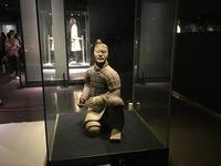 kniender Bogenschütze