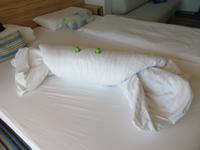 Mein Schiff 3 - Eine Krabbe liegt auf dem Bett