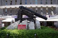 Nach unten schießende Kanone, erfunden durch den Hannoveraner Leutnant Köhler während der großen Belagerung von Gibraltar 1789 - 1793