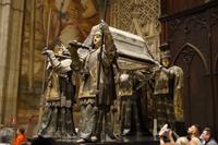 Symbolische Figuren auf dem Kolumbusgrab - die vier christlichen Königreiche und der allegorische König von León den Granatapfel aufspießend