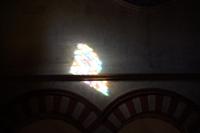 Reflektion bunter Kirchenfenster auf der Mauer der Moschee