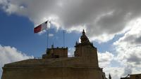 Kirchturm der Kathedrale und Flagge Maltas