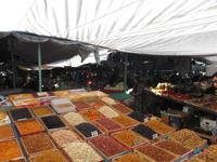 Besuch auf dem Wochenmarkt von Sheki