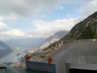 Fahrt auf Serpentinenstrecke nach Njegusi