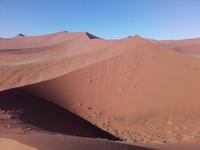 Und genießen die Farbspiele im Wüstensand