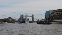 Kriegsschiffe vor der Tower Bridge