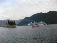 Das Kreuzfahrtschiff verläßt die Bucht von Kotor