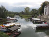 Bootsabfahrts- und -anlegestelle in Virpazar am Skutarisee