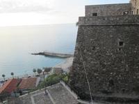 Pizzo: Burg und Strand