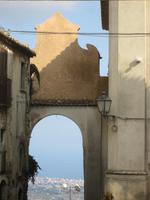 Stadttor Gerace mit Blick auf das Ionische Meer