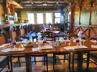 Bei einer Käseverkostung