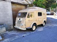 Ein Lieferwagen mit Werbung für Anisbonbons in Flavigny-sur-Ozerain