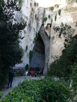 Genannt wegen seiner Form:  Ohr des Dionysius, in der Antike ein Gefängnis.