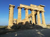 Nach Erdbeben Wiederaufbau der Säulen.