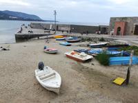 Boote auf dem Strand von Cefalu.
