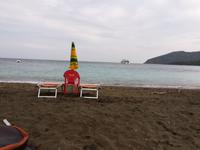 Idylle am vulkanschwarzen Sandstrand in Vulkano.